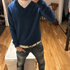 Blå stickad tröj - Snygg blå tröja med v-ringning från Tom Tailor, perfekt för en avslappnad stil. Storlek L men sitter som en M