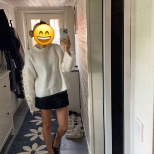 Stickad tröja Arket - Säljer denna stickade tröjan från arket, storlek M men sitter mer som en S💞 Använde fåtal gånger och som ny, materialet är mohair😊Köpt för 990kr