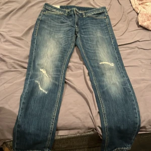 Blå jeans från Dondup - Snygga blå jeans från Dondup med slitna detaljer och klassisk femficksdesign. Tillverkade i Italien med en cool tvätt som ger en avslappnad look. Perfekta för en casual stil.