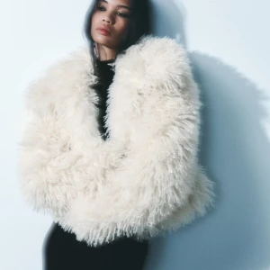 Vit pälsjacka från Zara - fluffig och trendig pälsjacka från Zara. Helt ny med prislappen kvar❣️  nypris 859kr