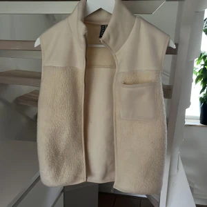 Teddy väst - Supersnygg väst i Teddy material som inte kommer till användning. Västen är i superfint skick❣️