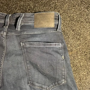Replay jeans  - Hej säljer dom här super snygga marinblå Replay jeansen i modellen Anbass. Nypris runt 1699kr mitt pris 599kr. Frågor eller annat bara att skriva ✍️ 😊