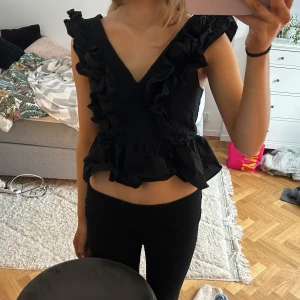 volang topp hm - söt svart volang topp från hm storlek S! Nyskick 