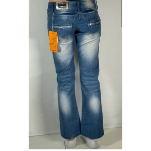 Low waist bootcut jeans!  - Sååå snygga blå stockholmstil/y2k bootcut jeans som är vintage! De är helt oanvända, lapparna är till och med kvar. Fickorna är superfina och unika. Jeansen har även en cool tvätt. Midjemått tvärs över: 38 cm. Innerbenslängd: 72 cm. Benvidd nertill: 20 cm. De två bilderna i mitten är bilder lånade från förra säljaren, de anda bilderna är mina. Kontakta mig vid frågor eller om du vill ha fler bilder 💕