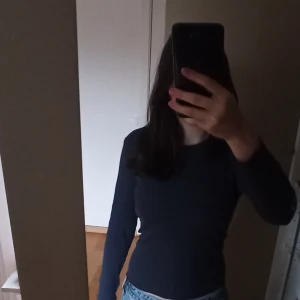 Mörkblå långärmad tröja från H&M - Säljer en mörkblå långärmad tröja från H&M i ekologisk bomull. Tröjan är enkel och stilren, vilket gör den lätt att matcha med olika outfits. Säljer för att jag använder aldrig den. Kommer från barnavdelningen men passar bra för S och XS. 