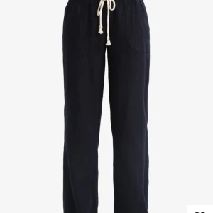 Marinblå linnebyxor med snörning - Snygga marinblå linnebyxor från Roxy, använda ett fåtal gånger. Perfekt för vår och sommar 💕☀️