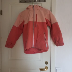Rosa barns regnjacka från Polarn O. Pyret - Säljer en rosa regnjacka från Polarn O. Pyret i storlek 140, passar för 9-10 år. Jackan har en dragkedja framtill och praktiska fickor med dragkedjor. Perfekt för blåsiga dagar. Köpte för ungefär 800 kr. 