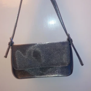  👜  - Jätte fin handväska som är i från london väskan har Inge märke  det är bra skick jag har andvänt den några gånger vet inte storleken på väskan eftersom det inte finns nån lapp. hör av er om ni har några frågor 