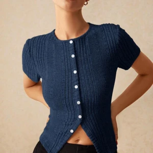 Mörkblå ribbad kofta med knappar - Snygg mörkblå ribbad kofta med korta ärmar och vita knappar framtill. Oanvänd 