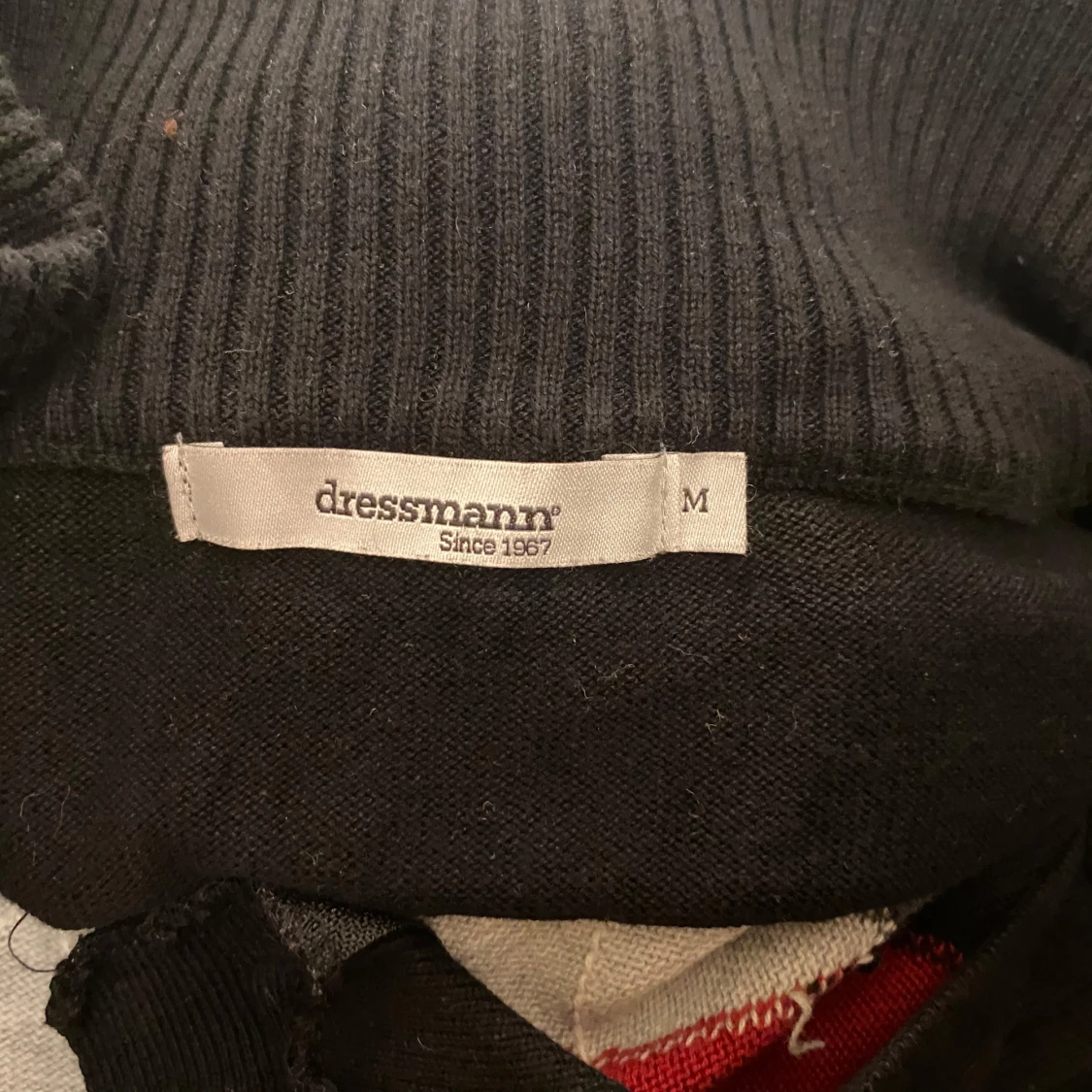 Svart tröja med argylemönster från Dressmann - 91