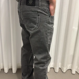 By BESSIE jeans grå - Unika och snygga jeans med märket By BESSIE!! 🙀midjemått 40 cm innerbenslängd 70 cm W31 L34