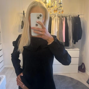 Svart blus med volangdetaljer - Jätte söt blus💕.