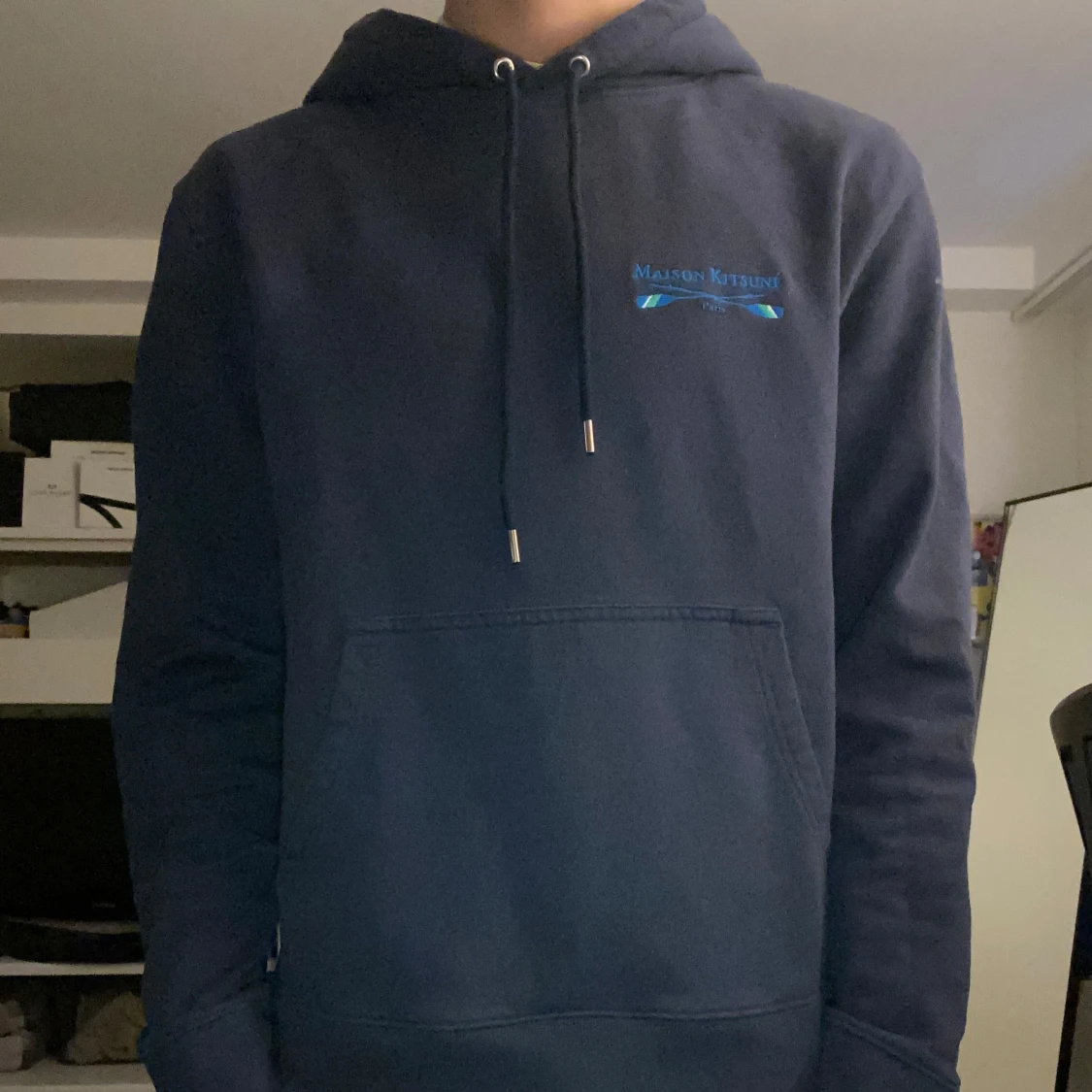 Mörkblå hoodie från Maison Kitsuné