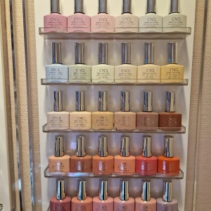 CND Shellac Luxe Nagellack Kollektion - Stor samling (över 80st) av CND Shellac luxe nagellack i olika färger, inklusive pastell, neutrala, mörka och ljusa nyanser. Perfekt för att skapa en mängd olika nagelstilar. Flaskorna har en elegant design med silverlock. De flesta helt oanvända, några stycken använd enstaka gång.