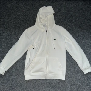 Lacoste zipper - Helt ny inga skador! Passar mer som M!