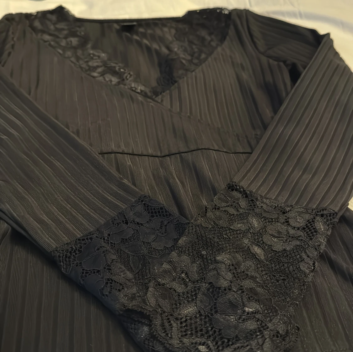 Svart långärmad topp med spetsdetaljer - 90