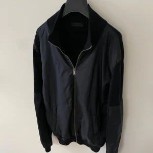 Prada cardigan  - En riktigt snygg Prada cardigan. Skick 9.5/10. Passar L. Nypris 8000kr. Skriv vid fler frågor🙂