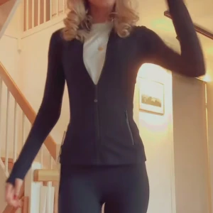 Lululemon jacka💞 - Aldrig använd med prislapp kvar!! Så sjukt snygg o skön, i luon modellen💞💞(sista bilderna är egna)