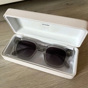 Chimi 04 grey solglasögon  - Sparsamt använda chimi solglasögon.