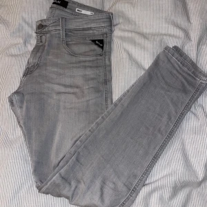 Grå jeans från Replay - Säljer nu mina rätt sällsynta ljusgrå jeans från Replay, modell Anbass. Jeansen är i slim fit och är väldigt sköna. Storlek 30/32. Skriv om du har frågor. Pris kan diskuteras.
