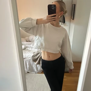 Vit/beige croppad tröja  - Super snygg vit/beige croppad tröja ifrån zara