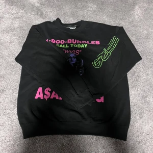 Svart sweatshirt med tryck från Mennace -  svart tröja från Mennace med tryck på framsidan. I bra skick. Skriv vid frågor eller funderingar 