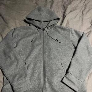 Grå hoodie från Ralph Lauren - Säljer en grå hoodie från Ralph Lauren i mycket bra skick då den knappt är använd. Skriv vid frågor oxh funderingar 