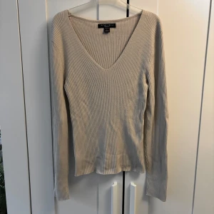 Beige ribbad tröja - Säljer denna söta beige ribbade tröjan från New Yorker. Passar bra till både jeans och kjol. Säljer då jag inte använder den längre. Finns även i svart 💕