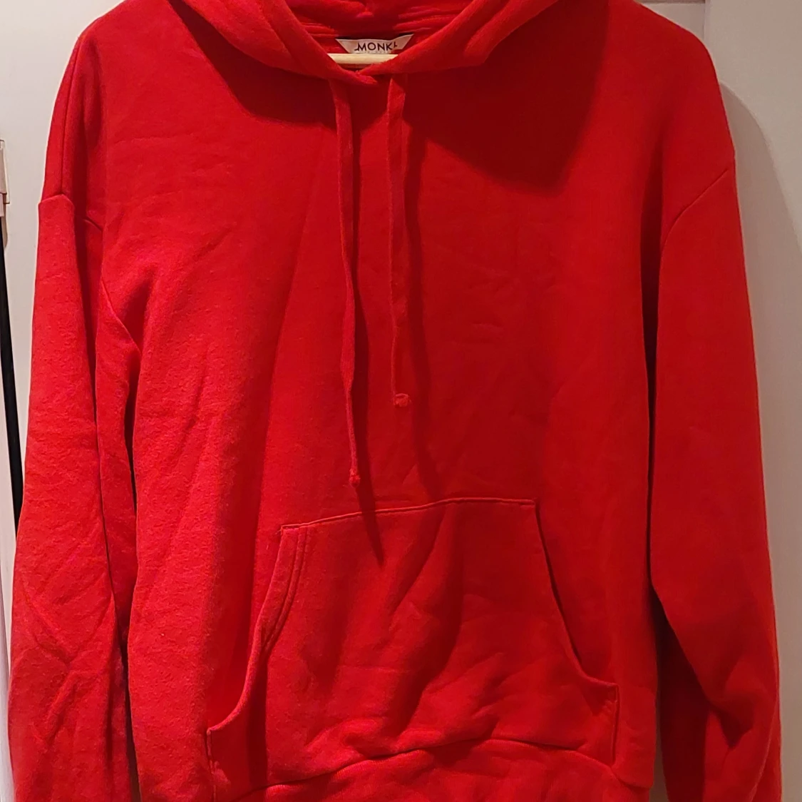 Röd hoodie från Monki