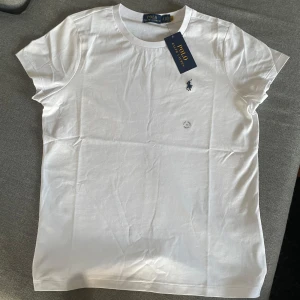 Ralph lauren t-shirt - Stilren Ralph lauren tröja i storlek S, skick 10/10 aldrig använd! Säljer 2 stycken!  Vid köp av två = paketpris Hör av dig vid minsta fråga🤗