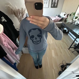 Zadig & Voltaire tröaj - Super fin blå/lila tröja från Zadig Voltaire, står ingen storlek men skulle säga att den är i S