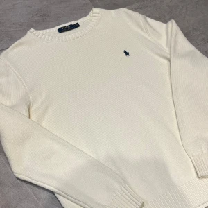 Stickad Ralph Luren Tröja - Tja, säljer nu en riktigt fräsch stickad Ralph Lauren tröja i 100% bomull. Perfekt till lite finare tillfällen eller om du vill lyxa till vardagen. Köpt på Vinted för ett litet tag sedan. Vid frågor eller funderingar hör av er!