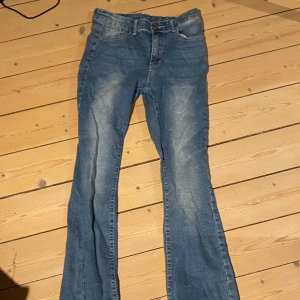 Blå jeans med broderade bakfickor - Snygga blå jeans med broderade detaljer på bakfickorna. De har en klassisk femficksdesign och en bekväm passform. Perfekta för en avslappnad stil.