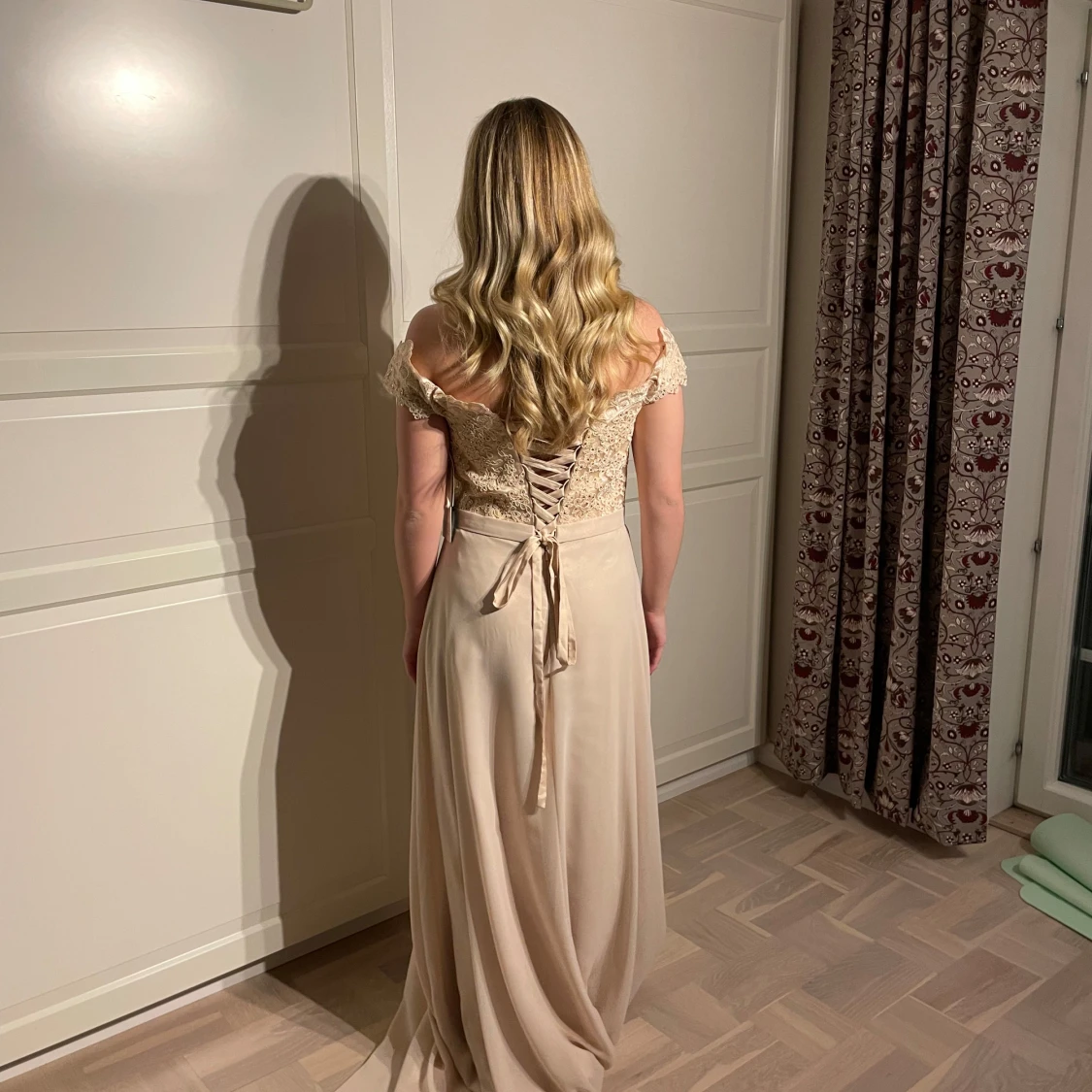 Champagnefärgad långklänning med spetsdetaljer - 2