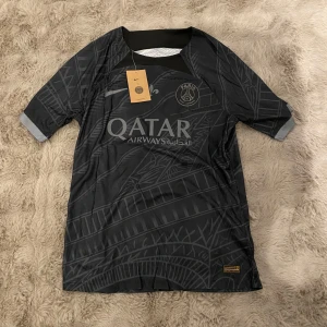 PSG, MESSI - 300kr, kika in profilen för fler feta fotbollströjor😉