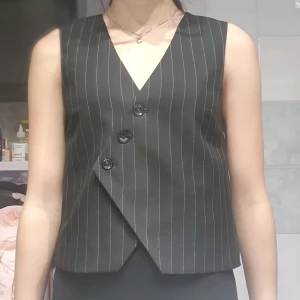 Svart randig väst från H&M Divided - ❗️Skriv innan köp❗️Snygg svart väst med vita ränder från H&M Divided. Västen fungerar bra till layering. Använd ett fåtal ggr.