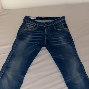 Blå jeans från Replay - Snygga blå jeans från Replay. Modellen är hyperflex. Jeansen är slim fit, storleken är 30/30 men är ungefär som 30/32. Sitter perfekt på. Nypris är ungefär 1799kr. Köpt för länge sedan men bara ligger och dammar i garderoben, bättre om jag säljer dom än att dom bara ligger där. Jag har bara haft på mig dom ett par gånger. 