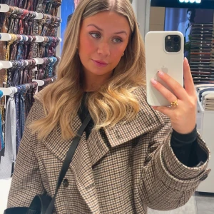 Kappa från ARKET - Rutig kappa från ARKET. Storlek M/38 i väldigt fint skick!