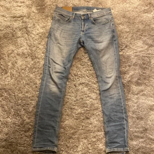 Dondup george - Säljer ett par riktigt snygga dondup George i storlek 31. De har slitit längst ner på byxan men är annars i ett bra skick 7/10. Nypris ~ 3500 Mitt pris: 300kr priset kan diskuteras
