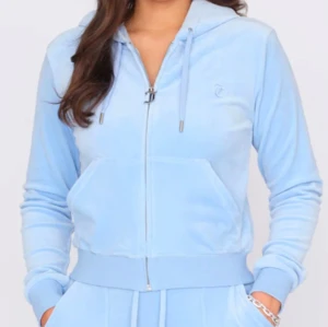 Juciy countre kofta  - Mysig ljusblå hoodie med dragkedja och huva. Tillverkad i mjukt material med ribbade muddar och fickor framtill. Perfekt för en avslappnad stil.skriv för fler bilder💞