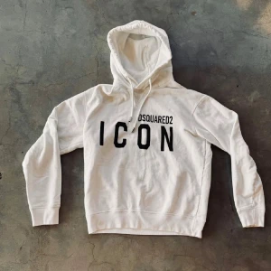 Dsquared2 hoodie⚪️⚪️ - Tjena! Jag säljer nu denna Dsquared hoodien i vit färg storlek S, endast använd i några månader. Riktigt snygg passform och inga slitningar osv. Har inget og, därav priset. Tveka inte på att ställa frågor! Priset är ej hugget i sten