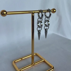 Örhängen  - Finns i guld och silver. Köp för 109kr/st Eller 179kr/ paret. Modell 154 Smyckes ställningen finns även att köpa för 299kr!