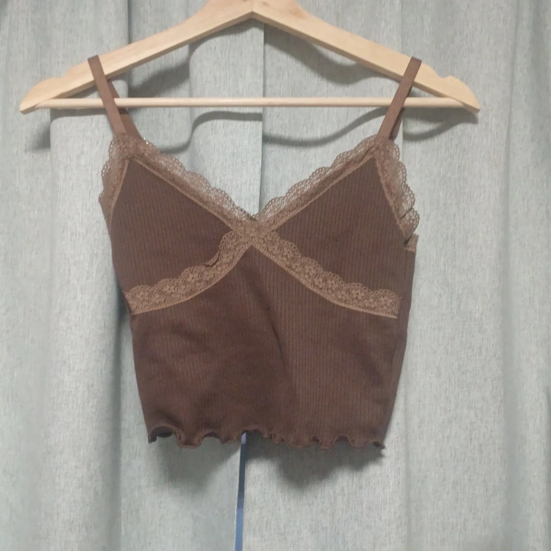 Brun ribbad linnetopp