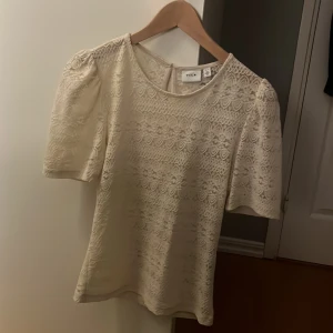 Vit t shirt med mönster  - Jag säljer denna fina tröja från vila eftersom den inte kommer till användning. Använd ett fåtal gånger och är i nyskick.