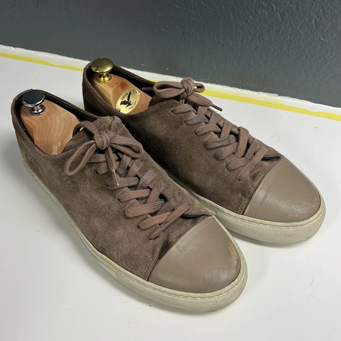 Bruna mockasneakers med snörning - 90