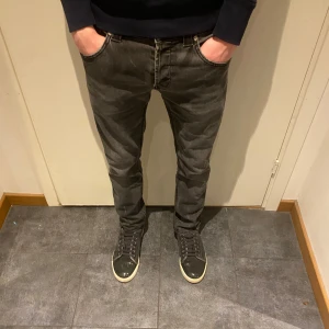 Dondup George jeans  - Väldigt unika dondup george | W32 - passar W29-30 | ganska bra skick men med lite defekter | fraktas inom 24 h | priset är ej hugget i sten | tveka inte på att höra av er! |