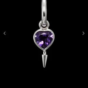 Single love faceted earrings - Nya och oanvända Maria Nils dotter örhängen. Ursprungliga pris är 2895 kr per örhänge vilket är 5790 totalt. Kan  träffas offentligt i Stockholm om det önskas samt att betala på plats