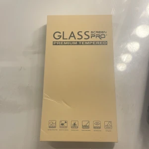 GLASS Screen Pro Premium Tempered - GLASS Screen Pro Premium Tempered skyddsglas för mobiltelefoner. Förpackningen innehåller flera våt- och torrservetter för rengöring innan applicering. Perfekt för att skydda skärmen mot repor och stötar,man får även med en skärm som ska sitta på baksidan💕