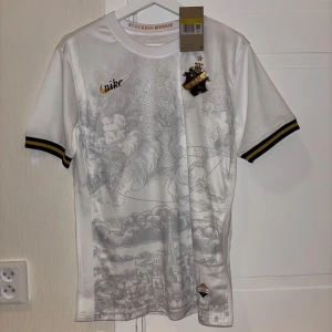 AIK Stockholm Special Tröja - Säljer denna AIK tröja då jag aldrig använt den så den är helt ny. Tröjan har nummer 20 på baksidan utan något namn. Kommer ej ihåg hur mycket jag köpte den för men det var en slant. Den köptes någon gång i 2023. Tröjan är i Storlek S och säljer den för 600kr. Vid eventuella frågor eller mer bilder skriv bara och vid eventuell snabb affär kan priset diskuteras.
