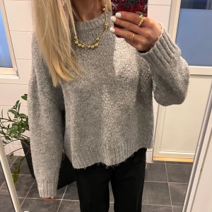 Stickad tröja Zara - Säljer denna superfin gråa tröjan ifrån Zara. Bra skick och mysig nu i vinter. Stl S.